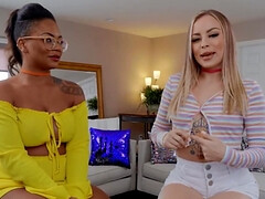 18 летние, Блондинки, Крупный план, Лесбиянка, Лизание, Мастурбация, Тату, Игрушки