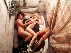 Pijpbeurt, Bruinharig, Groep, Handbeurt, Geschoren, Tiener, Tieten likken, Slet