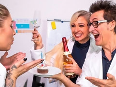 Grosse titten, Blondine, Arzt, Klaffend, Handjob, Rasiert, Entkleiden, Spielzeuge