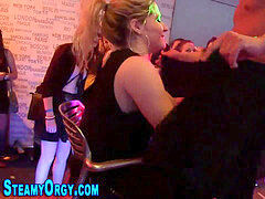 フェラチオ, 着衣女と全裸男, ヨーロピアン, 手コキする, オージー, パーティ, 現実, ティーン