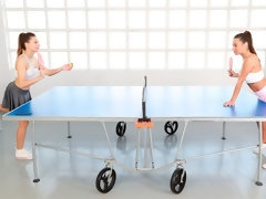 Zoenen, Lesbisch, Likken, Masturbatie, Sportoefening, Strippen, Tatoeage, Tiener