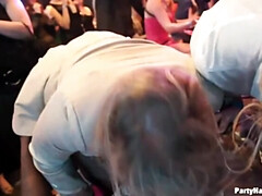 Grote lul, Blond, Bruinharig, Diep in de keel, Hakken, Feest, Kousen, Tatoeage