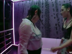 Tetas grandes, Morena, Vestidas, Hembra, Tacones, Cuero, Tetas, Mojado