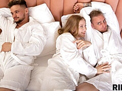 18 jaar, Kont, Grote lul, Pijpbeurt, Hondjeshouding, Natuurlijke tieten, Mager, Tieten likken