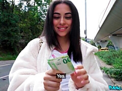 Grosser arsch, Grosser schwanz, Grosse titten, Braunhaarige, Hundestellung, Im freien, Dürr, Jungendliche (18+)