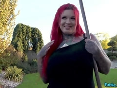 Blasen, Hundestellung, Milf, Natürlichen titten, Im freien, Rotschopf, Entkleiden, Tätowierung