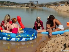 Vestidas, Grupo, Lesbiana, Orgía, Al aire libre, Público, Intercambio de parejas, Mojado