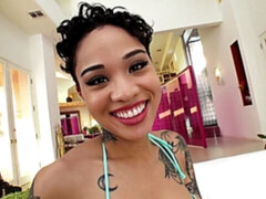 Любители, Большая жопа, Брюнетки, Пальцем, Натуральные сиськи, Короткая стрижка, Соло, Сиськи