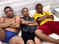 素人, バイセクシャル, フェラチオ, 人妻の, レズビアン, ポンプ, 三人, 妻