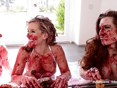 Красотки, Грудастые, Фетиш, Еда, Секс без цензуры, Лесбиянка, Втроем, Сиськи