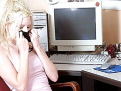 Amateur, Blonde, Fétiche, Masturbation, Bureau, Cheveux courts, Solo, Dénudage