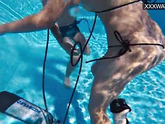 Tussi, Blasen, Braunhaarige, Handjob, Hardcore, Öffentlich, Titten, Unter wasser