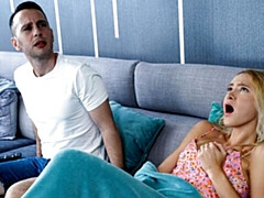 18 jaar, Grote lul, Blond, Hondjeshouding, Natuurlijke tieten, Geschoren, Tiener, Tieten likken