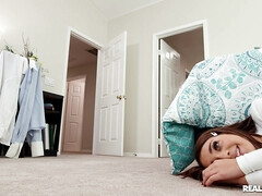 Любители, Большие сиськи, Минет, Брюнетки, Затыкание рта, Мастурбация, Натуральные сиськи, Влажная