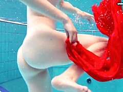 Gros seins, Brunette brune, Fétiche, Petite femme, Piscine, Solo, Adolescente, Nénés