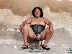 Shemale Elizabeth breaks her ass with a 1.5 liter bottle of extreme anal insertion