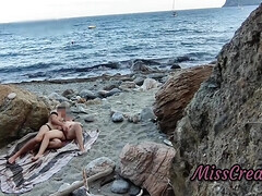 Cfnm, Cornudo, Penetracion con dedos, Despelote, Lamidas, Orgasmo, Al aire libre, Voyeur