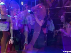 デカパイ, フェラチオ, 着衣女と全裸男, ダンス, 手コキする, ハードコア, ヒール, 異人種間