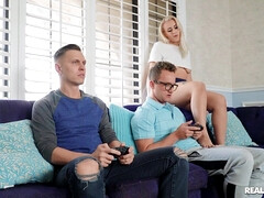 Chambre à dormir, En levrette, Bâillonner, Hard, Masturbation, Piercing, Pute, Nénés