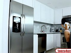 Blasen, Braunhaarige, Hundestellung, Hd, Muschi, Sohn, Jungendliche (18+), Teen in den arsch