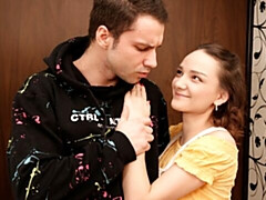 Verga grande, Morena, Estilo perrito, Tetas naturales, Pequeña, Cabello corto, Flaco, Adolescente