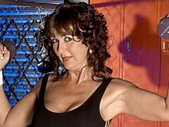 Leie, Grosse titten, Braunhaarige, Fingern, Masturbation, Solo, Entkleiden, Titten