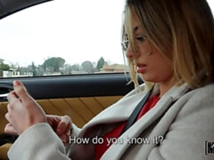 Voiture, Queue, En levrette, Exhib, Lunettes, Seins naturels, Tatouage, Adolescente