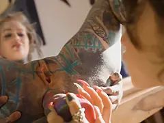 Cul, Gothique, Lesbienne, Orgasme, Piercing, Lécher le sphincter, Tatouage, Nénés
