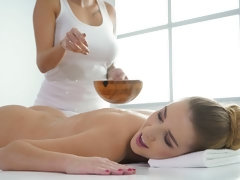 Arsch, Grosse titten, Süss, Fingern, Masturbation, Nackt, Öl, Tätowierung