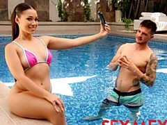 Culo grande, Verga grande, Tetas grandes, Morena, Estilo perrito, Madres para coger, Al aire libre, Piscina