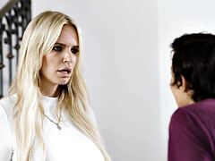 18 ans, Gros cul, Sucer une bite, Gorge profonde, En levrette, Doigter, Chevaucher, Adolescente