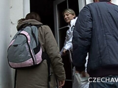 Sucer une bite, Brunette brune, En levrette, Branlette thaïlandaise, Mère que j'aimerais baiser, Homme homme femme, Rasée, Plan cul à trois