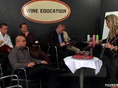 Naakte man aangeklede vrouw, Sperma shot, Hondjeshouding, Groep, Hardcore, Pissen, Zuigen, Lerarin