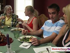 フェラチオ, 茶髪の, なめる, 淫乱熟女, 母, 義母, ティーン, 三人