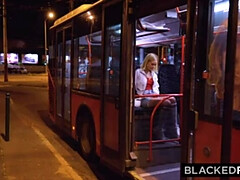 Grote lul, Blond, Pijpbeurt, Hondjeshouding, Dubbele penetratie, Sperma in gezicht, Interraciaal, Likken