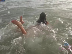 Amateur, Éjaculer dans la bouche, Doigter, Orgasme, Petite femme, Public, Fumer, Nénés