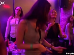 Grosse bite, Gros seins, Brunette brune, Habillées, Embrassement, Orgie, Jarretelles, Suçant