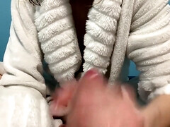 Elle Masturbe Step son Copain Avec Beaucoup De Lubrifiant Jusqua Lejaculation Totale (handjob Cum)