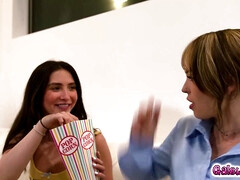 18 ans, Baby sitter, Collège université, Face assise, Doigter, Embrassement, Lesbienne, Fessée