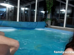 Anal, Gros seins, Sucer une bite, Partouze, Groupe, Fête, Piscine, Tabou