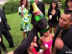 Aangekleed, Sperma shot, Lesbisch, Orgie, Buiten, Satijn, Swinger, Nat