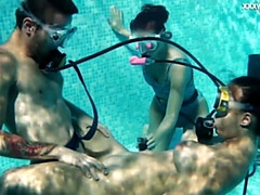 ブロンド, 手コキする, ハードコア, ハンガリー人, オーガズム, プール, ティーン, 水中