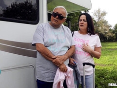 Enthousiasteling, Handbeurt, Latijnse vrouw, Likken, Natuurlijke tieten, Buiten, Rok, Billekoek