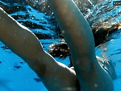 18, デカ尻, デカパイ, 茶髪の, フェティッシュ, プール, ティーン, 妻