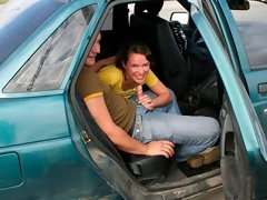 お尻, 茶髪の, 車, 手コキする, ピアス, 剃毛, ストリッピング, ティーン