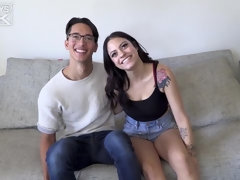 Arsch, Blasen, Braunhaarige, Hundestellung, Handjob, Küssen, Lecken, Tätowierung