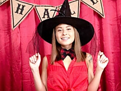 18 ans, Gros cul, Grosse bite, Sucer une bite, En levrette, Seins naturels, Adolescente, Nénés