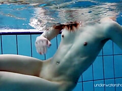 Braunhaarige, Frau, Fetisch, Hd, Zierlich, Pool, Öffentlich, Unter wasser
