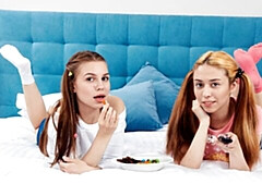 18, デカ尻, デカパイ, 指いじり, オナニー, 剃毛, ガリガリ, ストリッピング