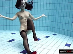 Большие сиськи, Брюнетки, Женщины, Каблуки, Бассейн, На публике, Киски, Тугие